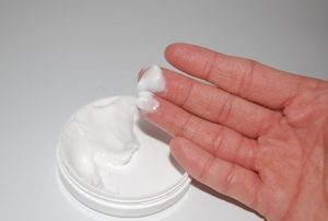 mettre-creme-antirides